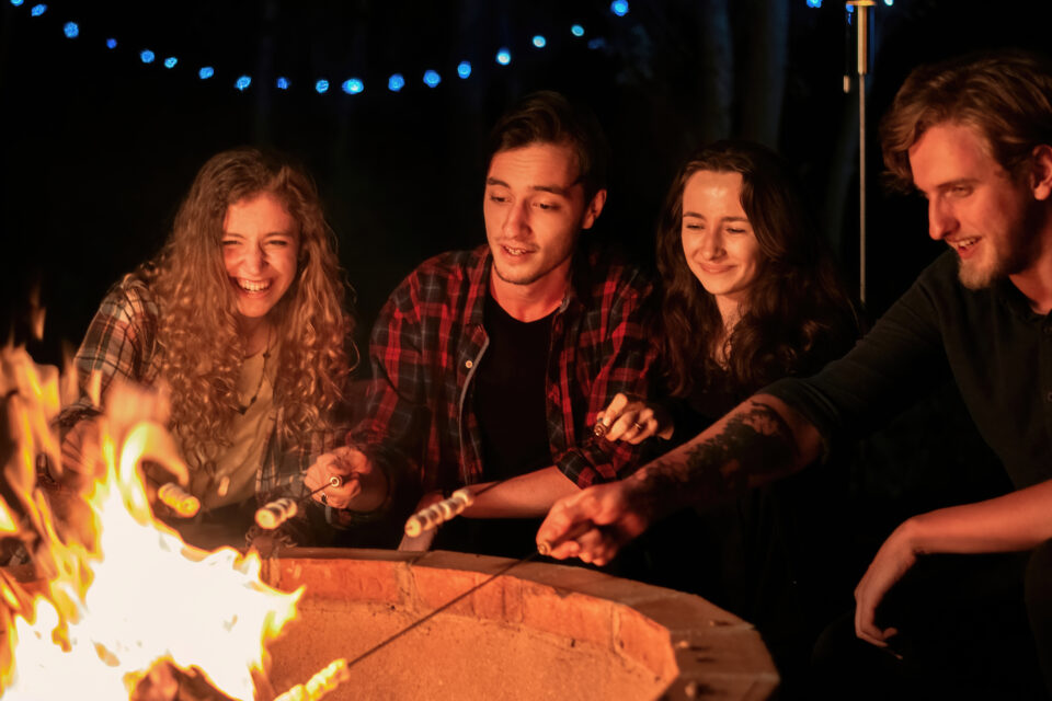 Espace brasero et convivialité au Camping Les 6 Stations, soirées en famille.