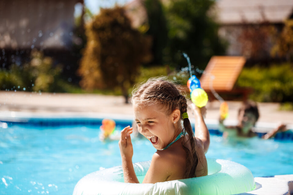 Piscine chauffée du Camping Les 6 Stations avec vue sur les montagnes du Champsaur