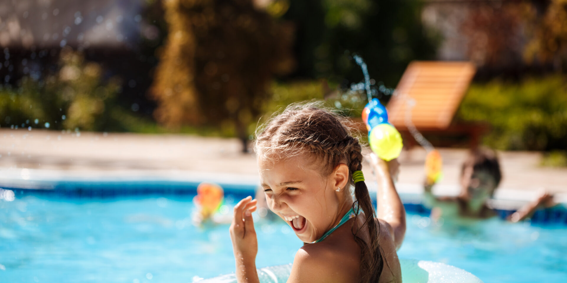 Piscine chauffée du Camping Les 6 Stations avec vue sur les montagnes du Champsaur